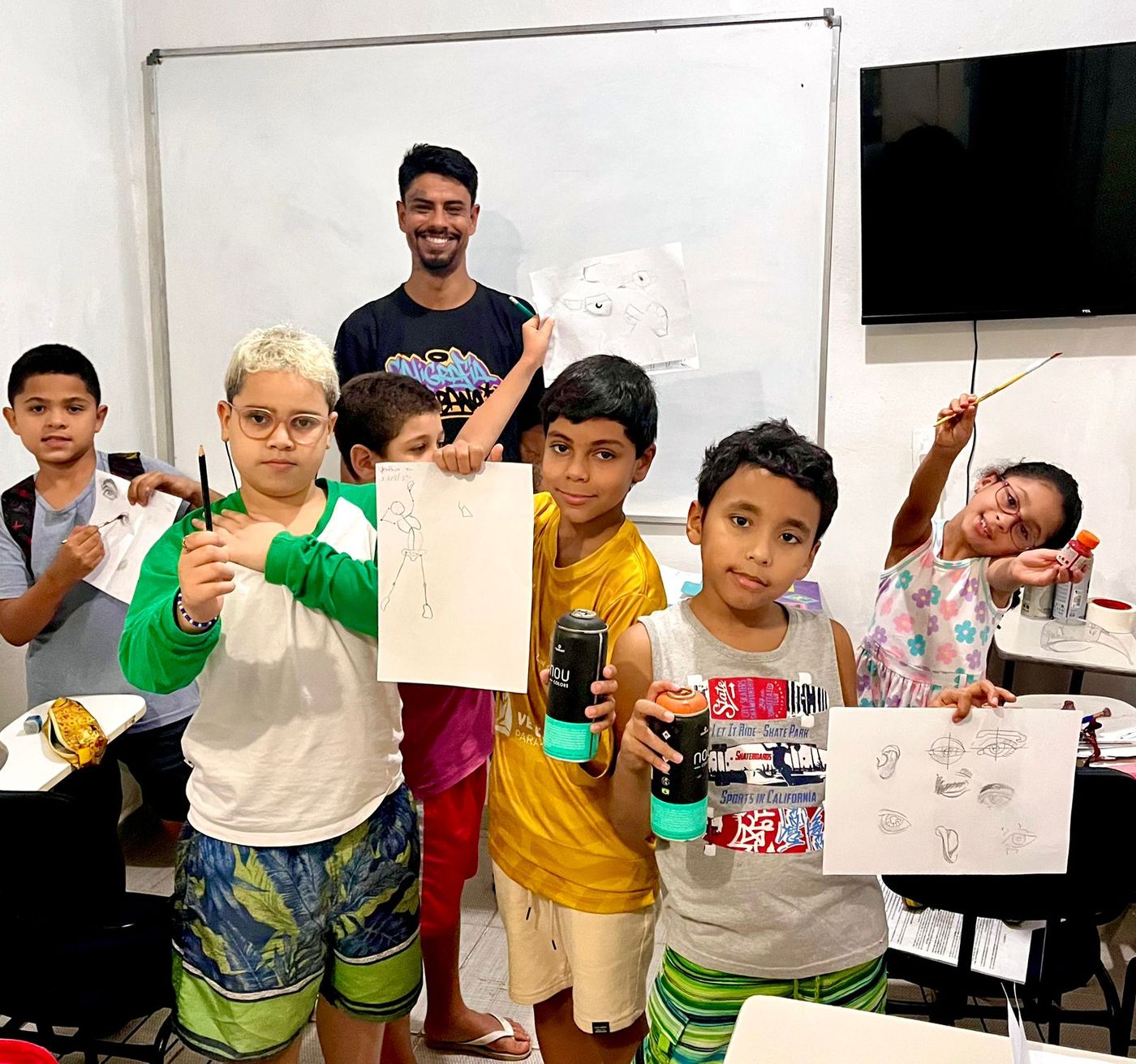 Crianças do Polo Educacional em oficina de desenho