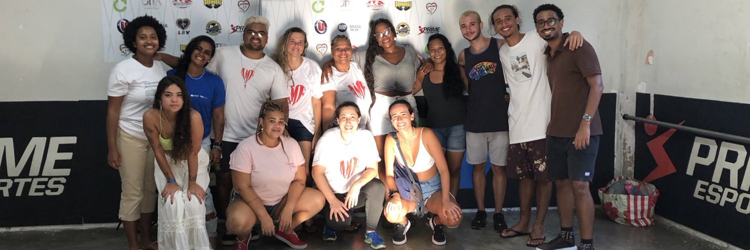 Equipe e voluntários do Instituto de Direitos Humanos AME reunidos em evento